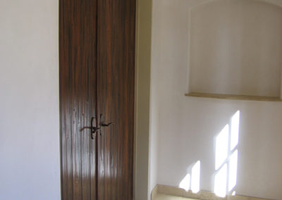 hand-made-on-site-wood-plank-doors-02